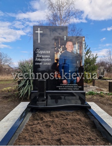 Памятник из черного гранита с фотостеклом