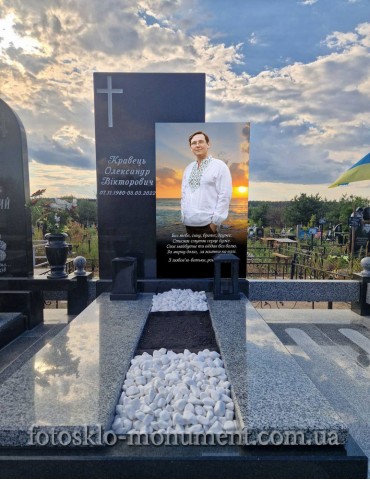 Пам'ятник із чорного та сірого граніту з фотосклом