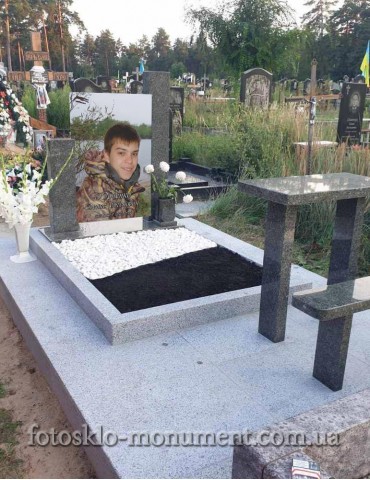 Пам'ятники із сірого граніту з фотосклом