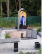 Памятник с аркой с портретом под стеклом