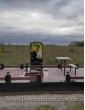 Пам'ятник з червоного та чорного граніту з кольоровим фотосклом
