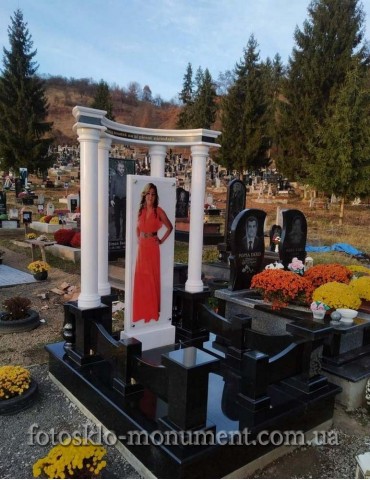 Пам'ятник для дівчини з фотографією у склі