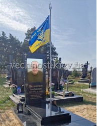 Пам'ятник військовому ЗСУ з портретом під склом