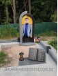 Памятник с аркой с портретом под стеклом