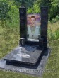 Пам'ятник музикантові з граніту і скла