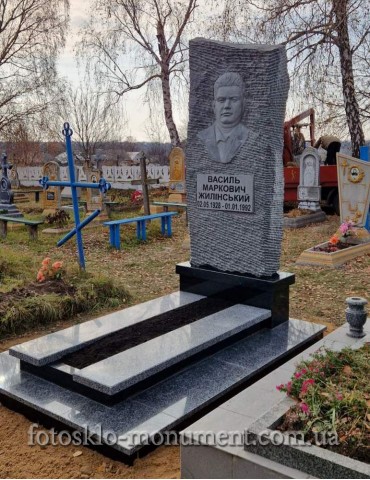 Пам'ятник із сірого та чорного граніту
