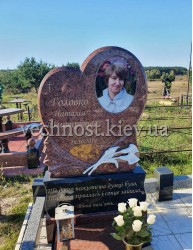 Пам'ятник у формі серця з фотографією під склом