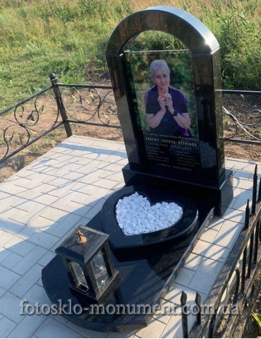 Невеликий пам'ятник з фотографією у склі