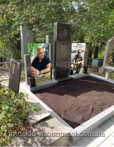 Пам'ятники із сірого граніту з фото під склом