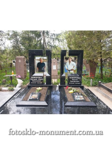 Пам'ятник сімейний на двох