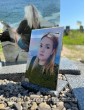 Невеликий пам'ятник для дівчини з фотосклом