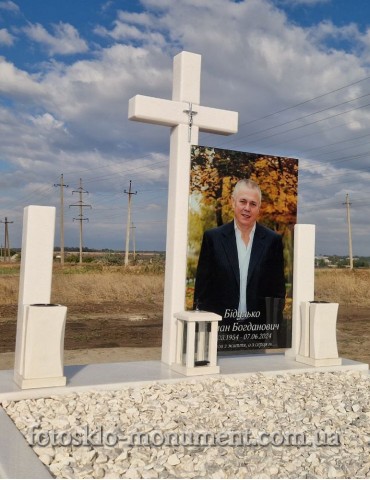 Пам'ятник на двох з білого мармуру з православним хрестом і фотосклом