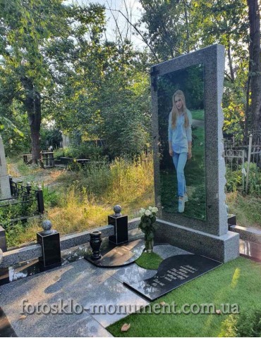 Пам'ятник в повний зріст з фотоскла, для дівчини