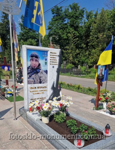 Памятник военному из мрамора с фотостеклом