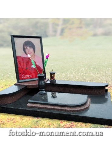 Одинарний пам'ятник з великим портретом в склі