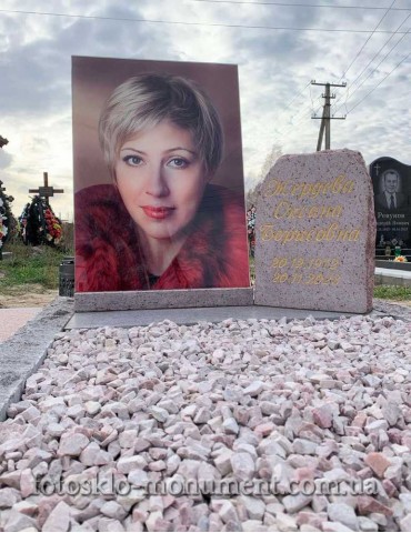 Невеликий памятник з портретом у склі