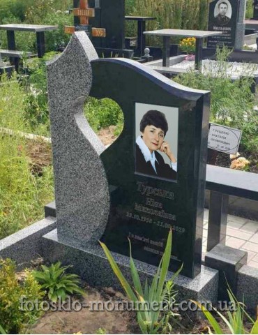 Невеликий пам'ятник з портретом у склі