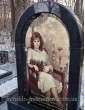 Памятник с аркой и фотографией в стекле