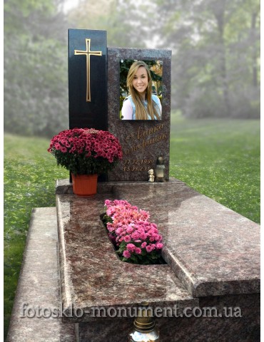 Памятник из мрамора с фотостеклом на крепежах