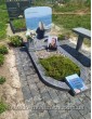 Невеликий пам'ятник для дівчини з фотосклом