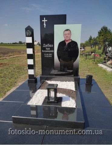 Пам'ятник військовому з фотосклом