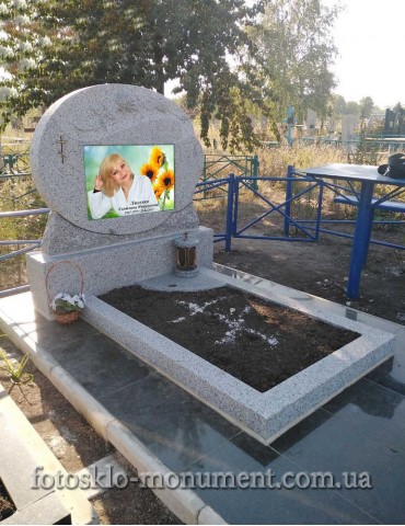 Пам'ятник із сірого граніту для мами