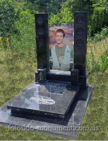 Пам'ятник музикантові з граніту і скла