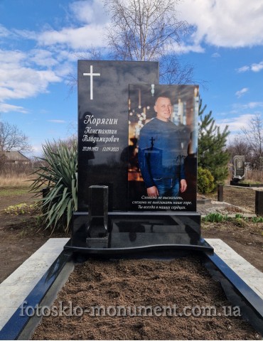 Пам'ятник із чорного граніту з фотосклом