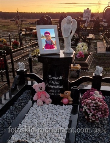 Пам'ятник з ангелом, фотографія у склі