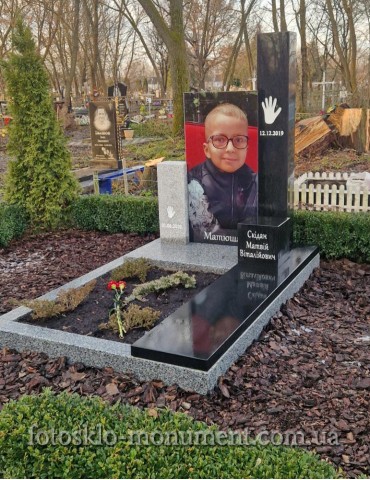 Пам'ятник дитині з фото під склом