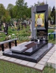 Пам'ятник з сірого граніту з фотографією в склі