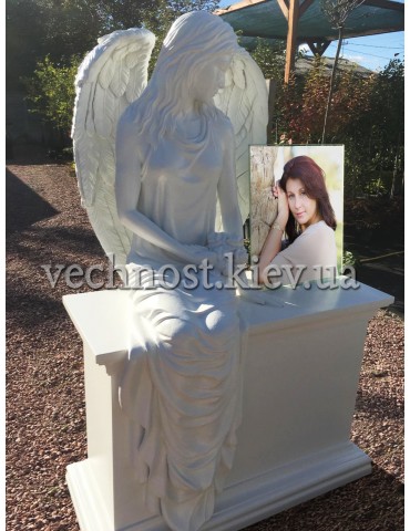 Памятник ангел, сидящий на тумбе