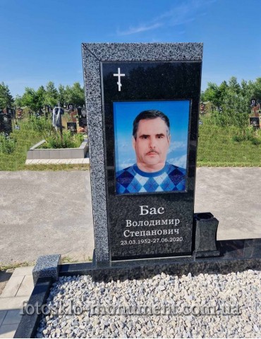 Пам'ятник з чорного граніту з фото у склі