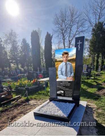 Пам'ятники із сірого та чорного граніту з фото під склом