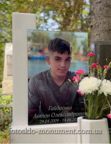 Компактний пам'ятник з фотосклом з білого мармуру