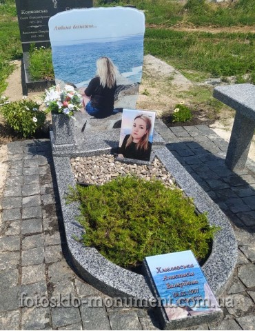 Невеликий пам'ятник для дівчини з фотосклом