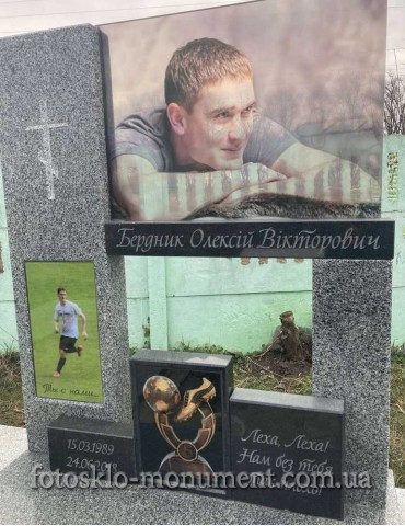 Пам'ятник із сірого граніту для футболіста