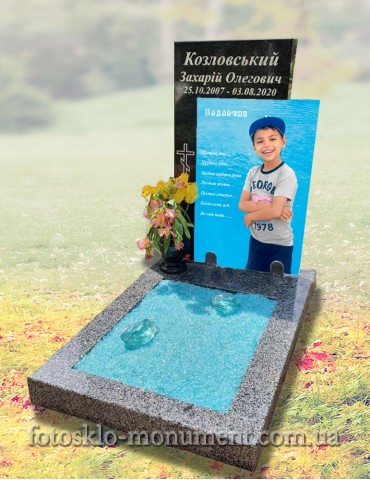 Памятник из камня и стекла