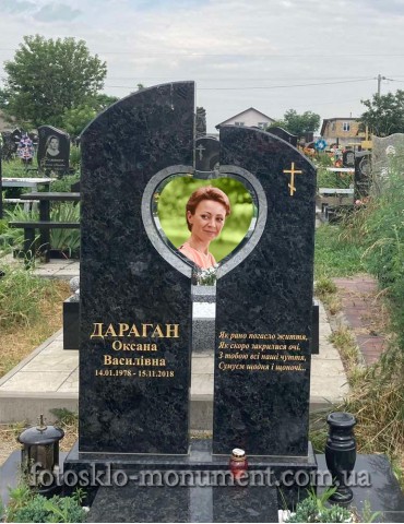 Пам'ятник з серцем для мами