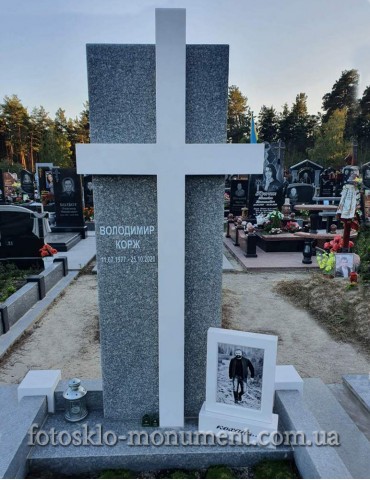 Пам'ятник з хрестом з сірого каменю та фото в рамці