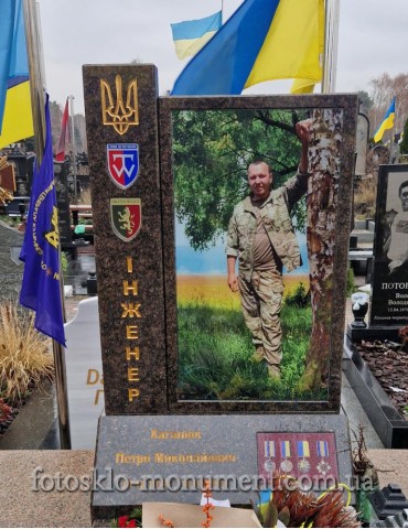 Пам'ятник військовому ЗСУ  з фото під склом