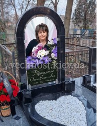 Пам'ятник з аркою та фотографією у склі