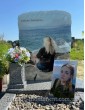 Невеликий пам'ятник для дівчини з фотосклом