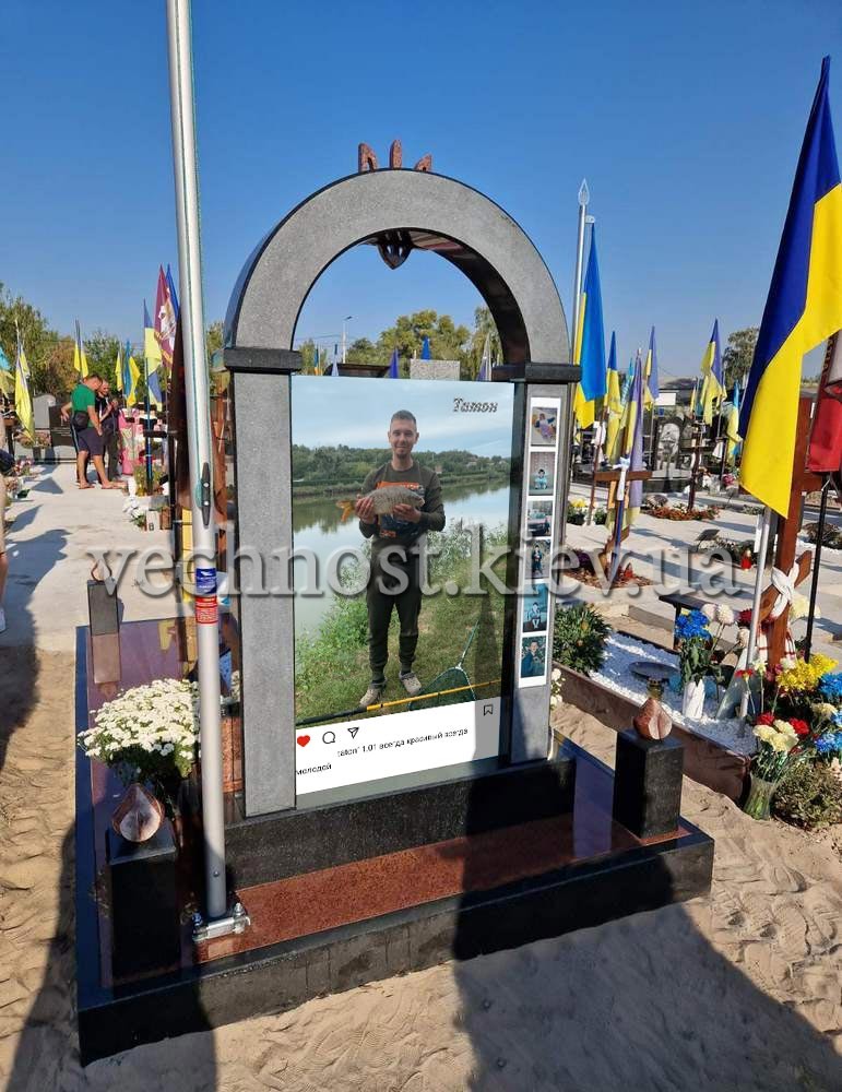 Памятник военному с фотостеклом