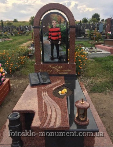 Пам'ятник у формі арки з фото в склі