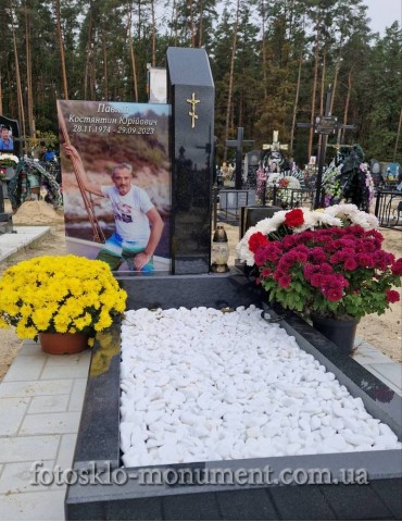 Памятник из черого гранита с фотостеклом