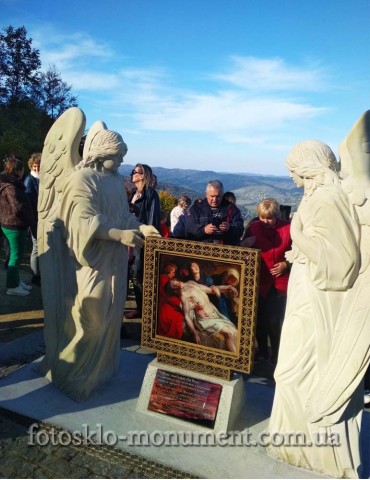 Пам'ятник з двома янголами