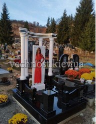 Пам'ятник для дівчини з фотографією у склі Пам'ятник для дівчини з фотографією у склі