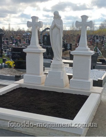 Пам'ятник із білого каменю з Дівою Марією