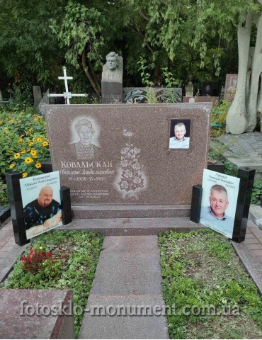 Памятник с большим портретом из фотостекла